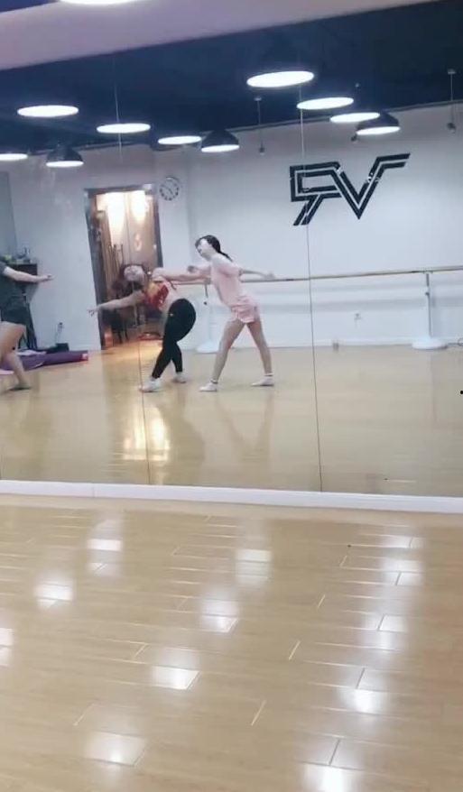 单杠少年吃瓜视频,揭秘校园生活趣味瞬间