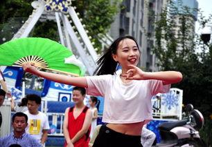 多人跳舞吃瓜图片高清,欢乐氛围感染力十足