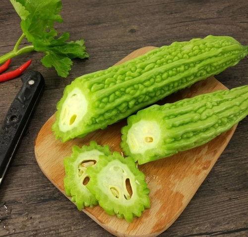 在家吃瓜拍照,定格美好瞬间