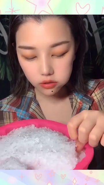 美女在家吃网纹瓜,美女独享网纹瓜的悠闲午后