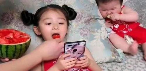 吃瓜吃到了自己女儿,吃瓜人意外发现自家女儿