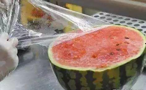 男子在家吃瓜,男子在家悠闲吃瓜，享受生活小确幸